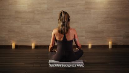 woman wearing stelo meditating