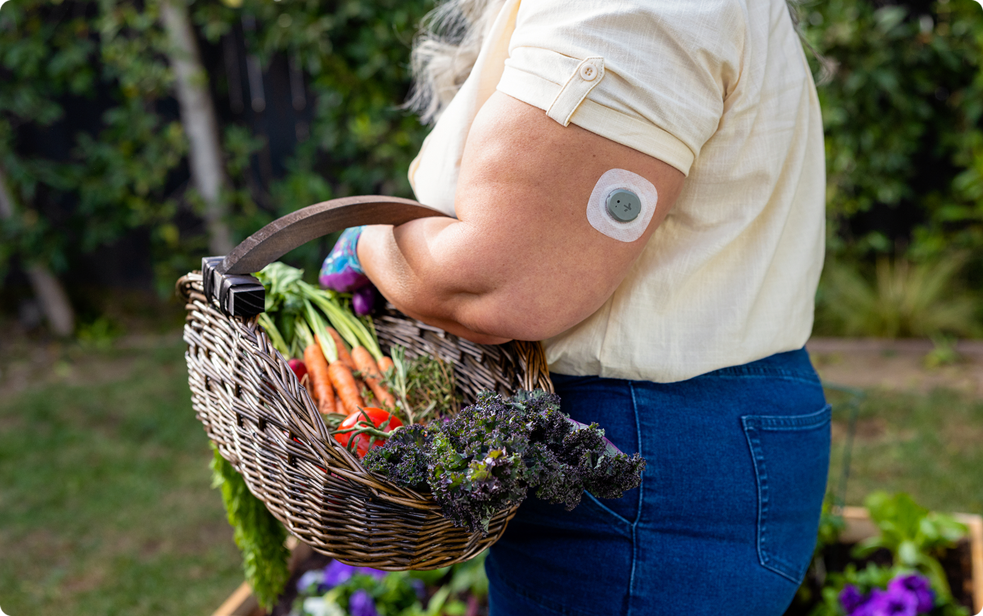 woman holding veggitable basket while wearing the Stelo sensor