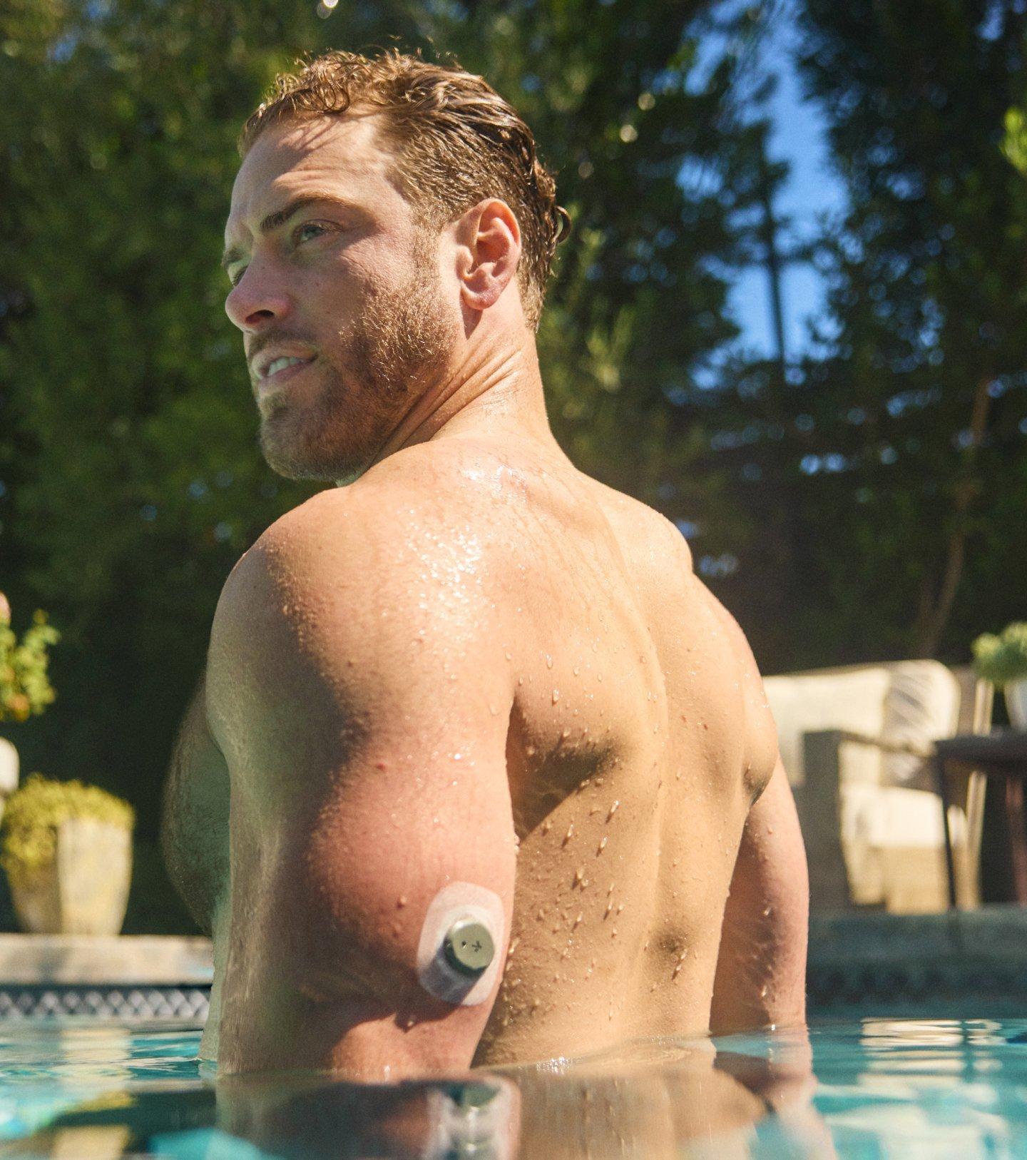 man wearing stelo while swimming