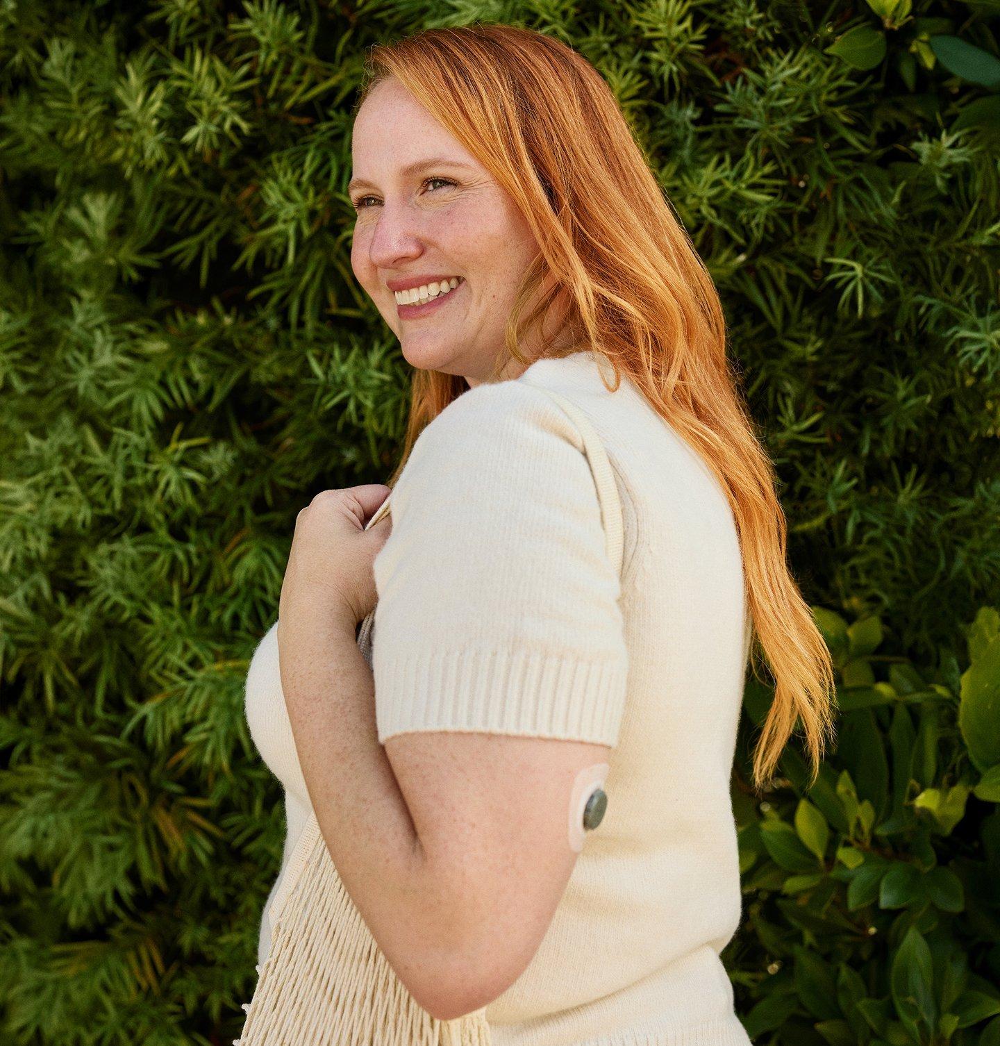 woman wearing stelo biosensor