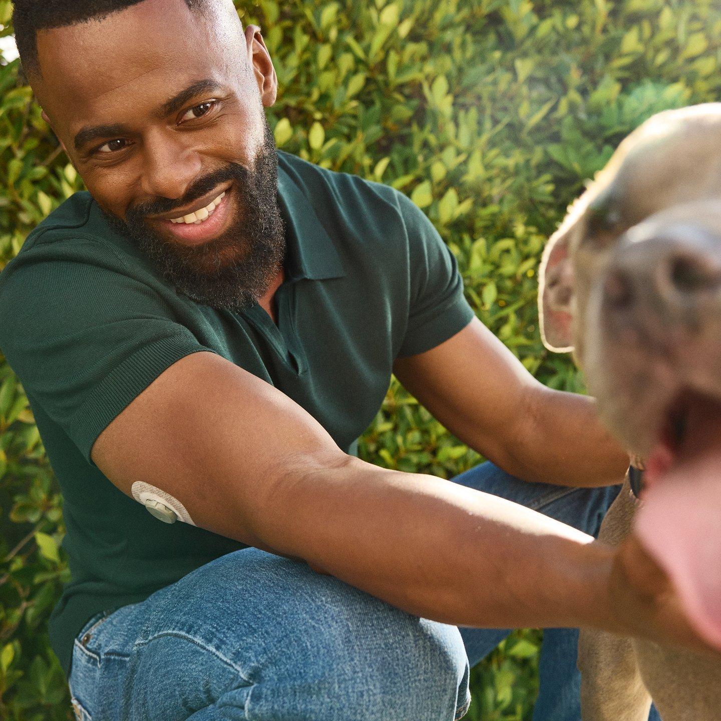 man wearing stelo biosensor with dog