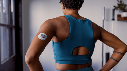 Woman wearing stelo sensor while working out