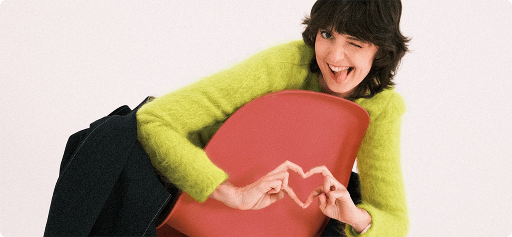 Jessie Inchauspé making a heart with her fingers