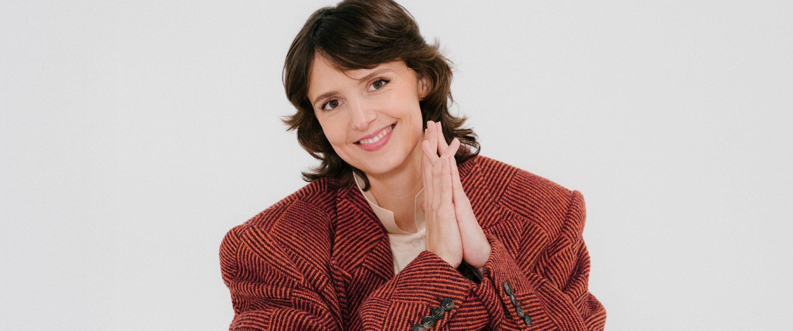 glucose goddess holding hands together