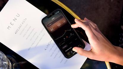 Checking glucose levels before a meal using the Stelo app