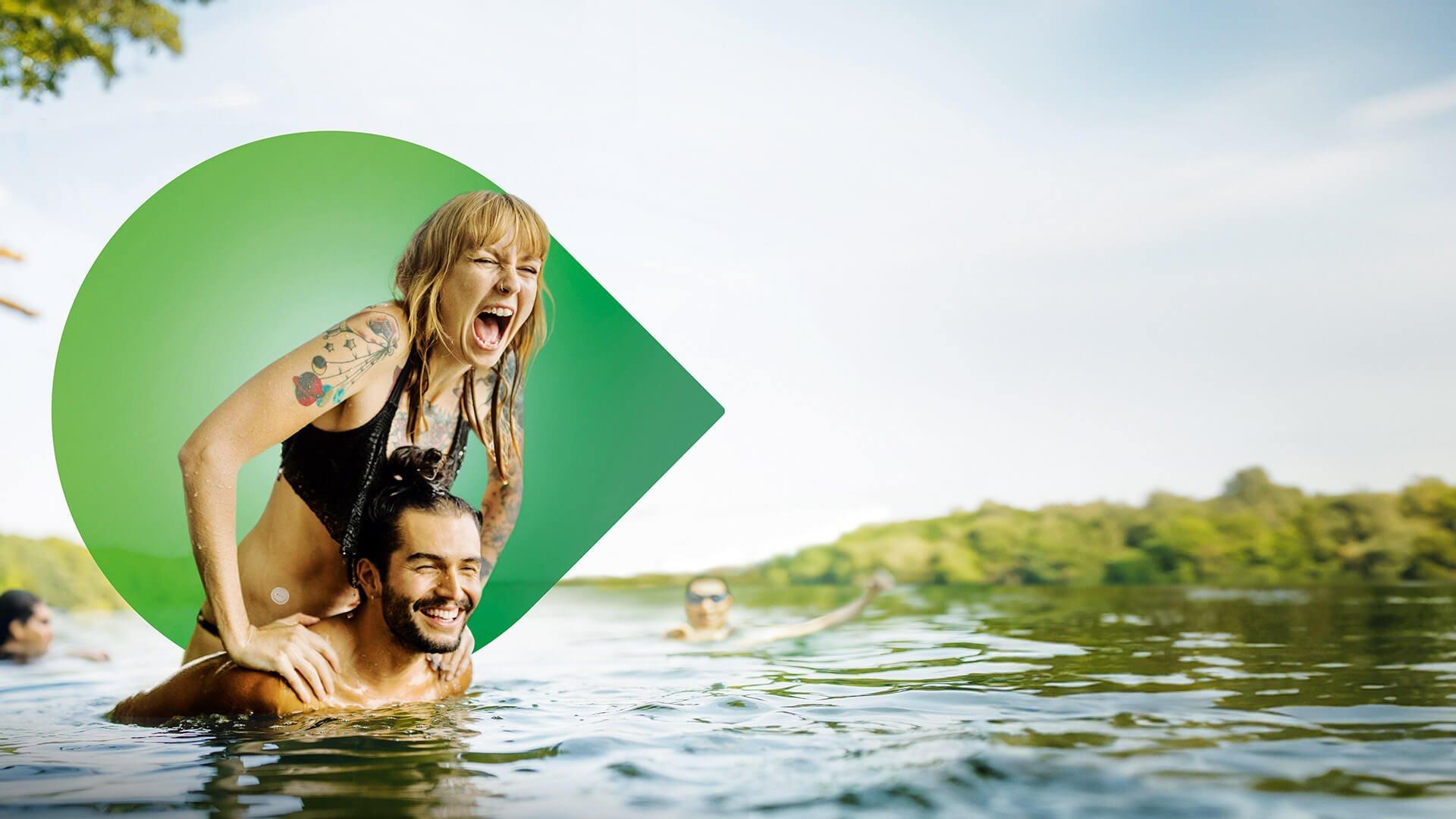 Coiffeuse portant le capteur Dexcom G7 tout en travaillant