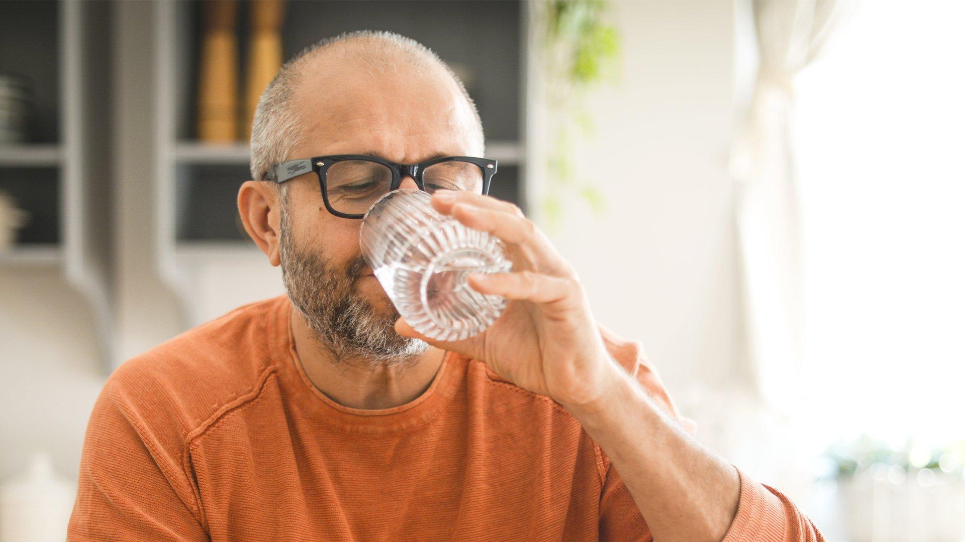 Man drinking water - early warning sign of diabetes