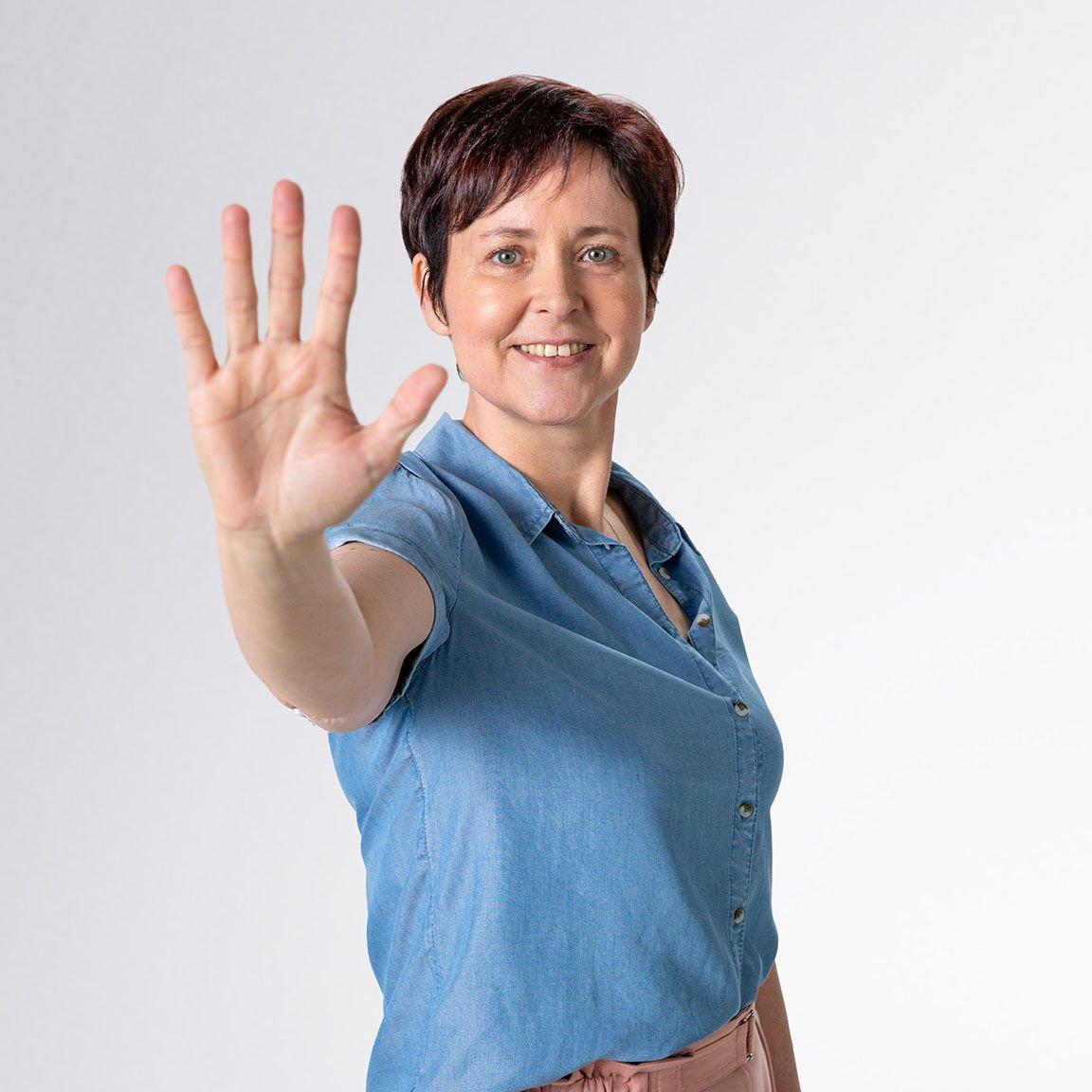 Femeie care arată cinci degete