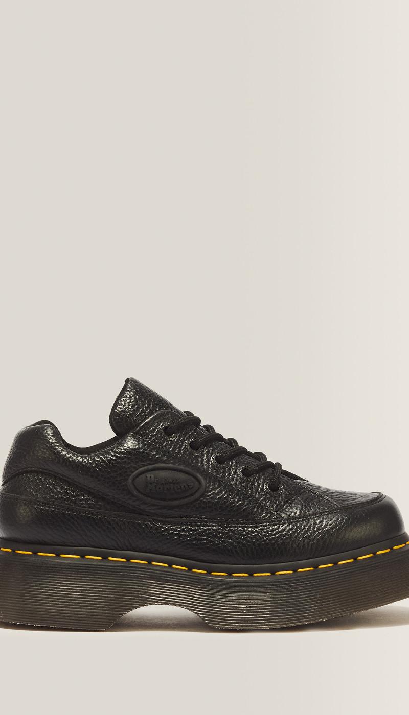 Scarpa stringata nera in pelle martellata con suola spessa e cuciture gialle