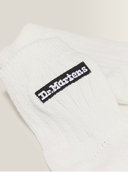 Calcetines blancos acanalados con parche negro del logo Dr. Martens