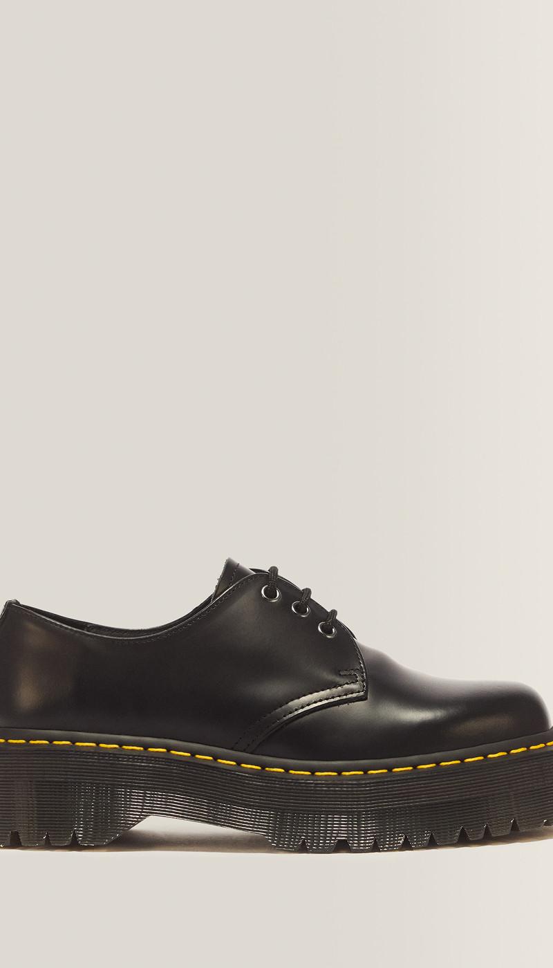 Scarpa nera in pelle liscia a 3 occhielli con cucitura gialla e suola carrarmato