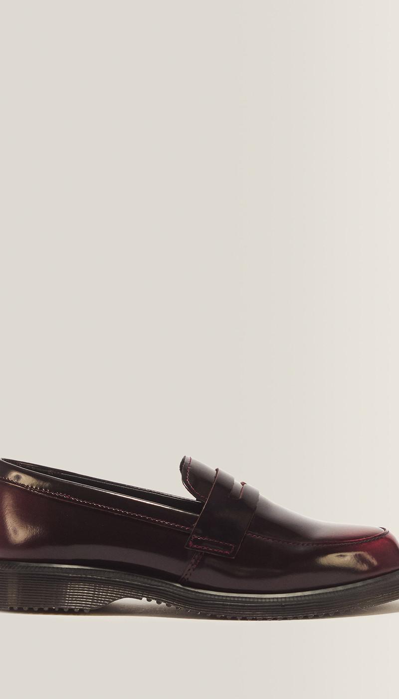Mocassino in pelle lucida bordeaux con fascetta sul collo e suola nera rigata