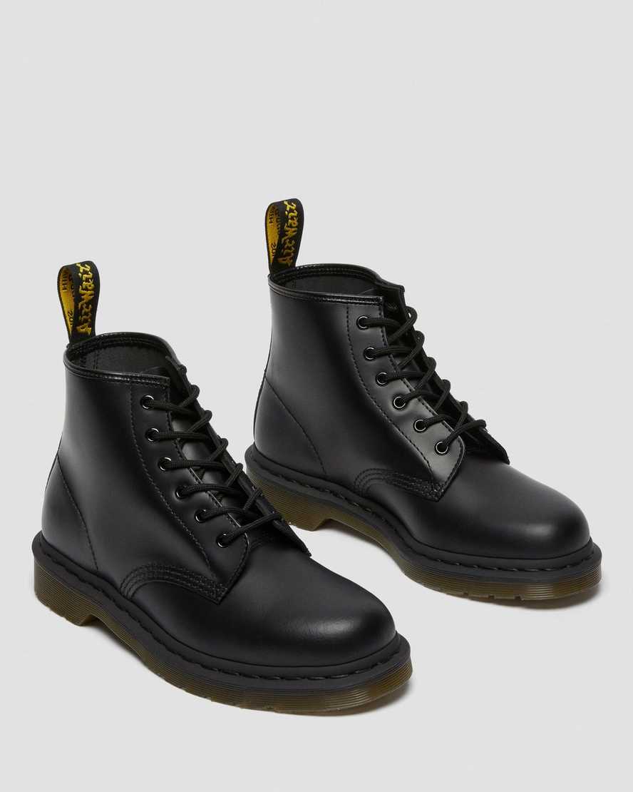 https://i1.adis.ws/i/drmartens/10064001.88.jpg?$large$BOOTS BASSES 101 MONO EN CUIR SMOOTH À LACETS Dr. Martens