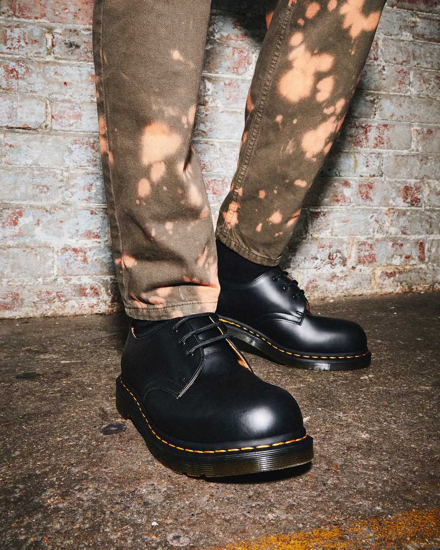 https://i1.adis.ws/i/drmartens/10111001.88.jpg?$large$1925 Leather Oxford Shoes | Dr Martens