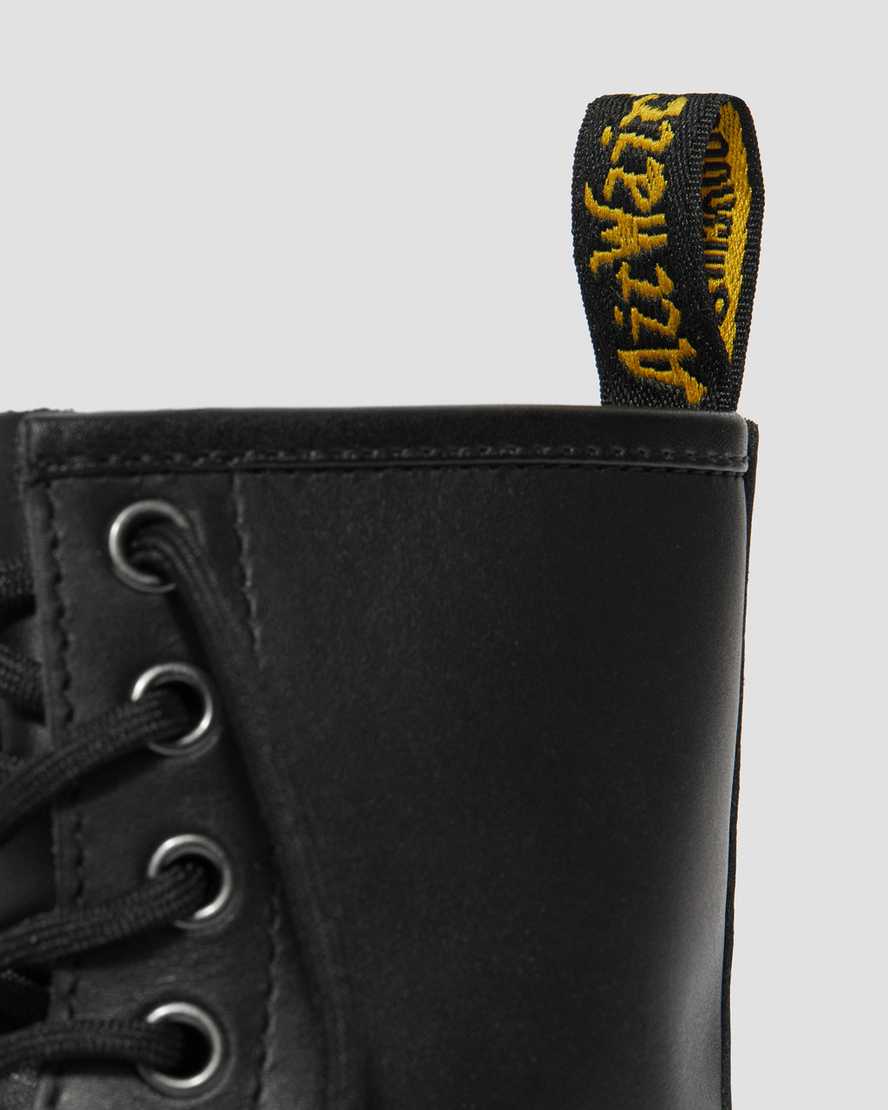 https://i1.adis.ws/i/drmartens/11821002.87.jpg?$large$1460 W Dr. Martens