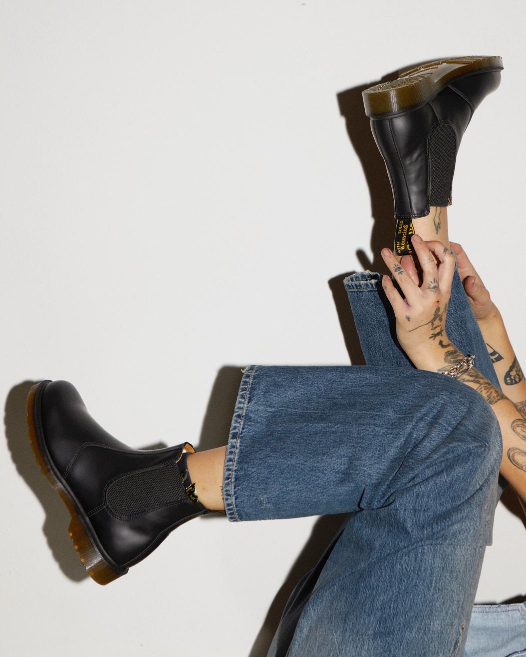2976 Smooth Leather Chelsea Boots | Dr. Martens