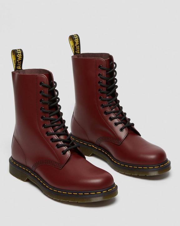 1490 DARK REDLange 1490-snørestøvler i Smooth læder Dr. Martens