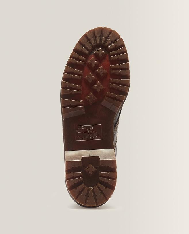 Suola marrone con battistrada profondo e cuore rosso traslucido