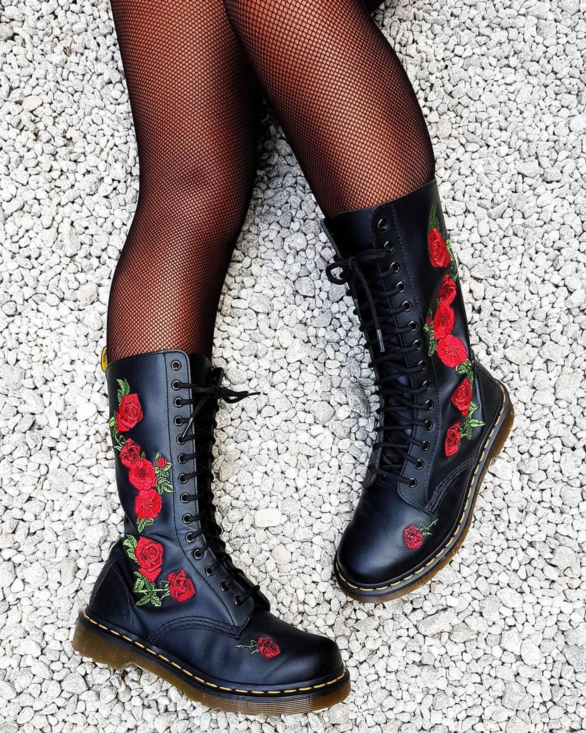 https://i1.adis.ws/i/drmartens/12761001.87.jpg?$large$1914 Vonda Floral Rose Leather Lace Up Boots Dr. Martens