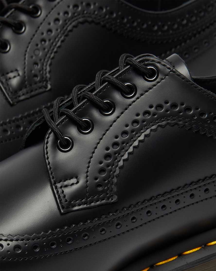3989 Smooth Leather Brogue Shoes BlackZapato blucher 3989 en piel Smooth calada Dr. Martens