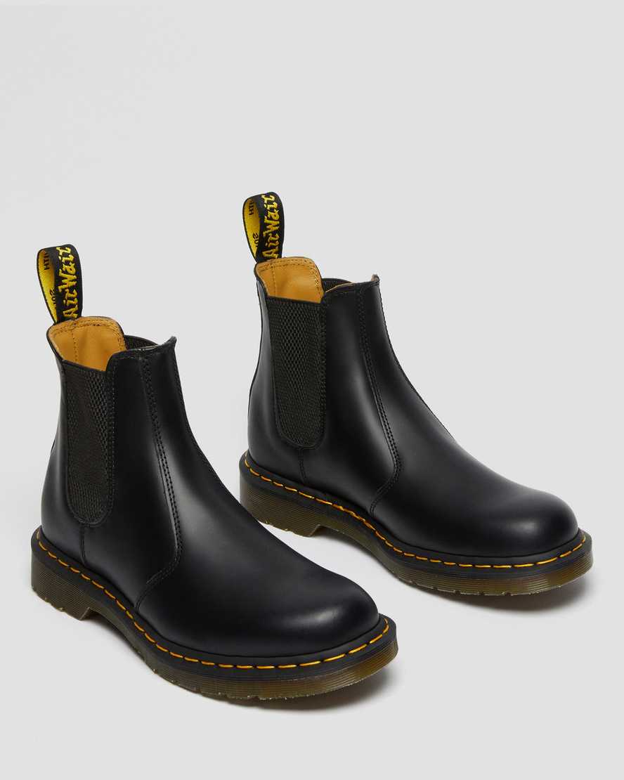 Stivaletti Chelsea 2976 neri in pelle Smooth e cuciture gialleStivaletti Chelsea di pelle  2976 con cuciture gialle Smooth Dr. Martens