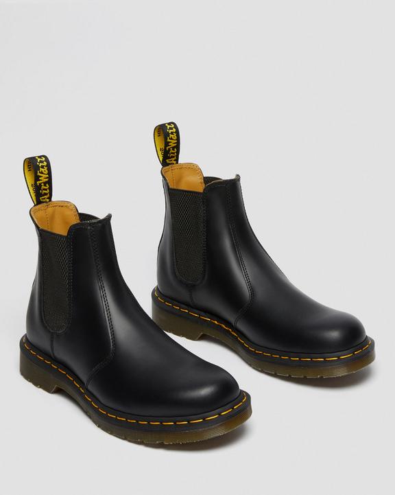 Stivaletti Chelsea 2976 in pelle Smooth e cuciture gialleStivaletti Chelsea di pelle  2976 con cuciture gialle Smooth Dr. Martens