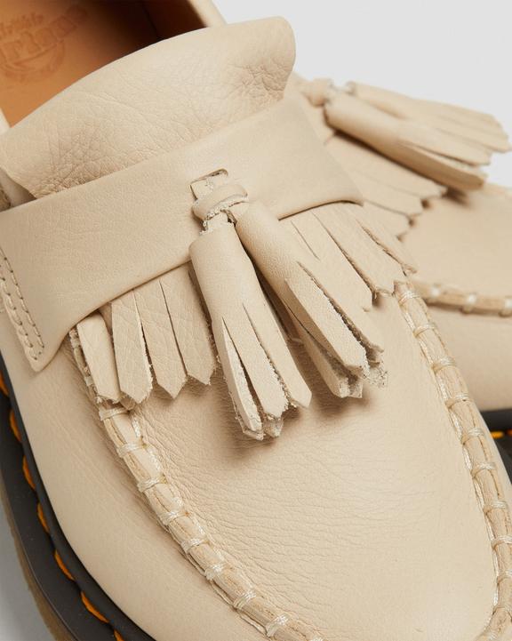 Adrian-loafers i Virginia-læder med kvast i neutral beigeAdrian-loafers i Virginia-læder med kvast Dr. Martens