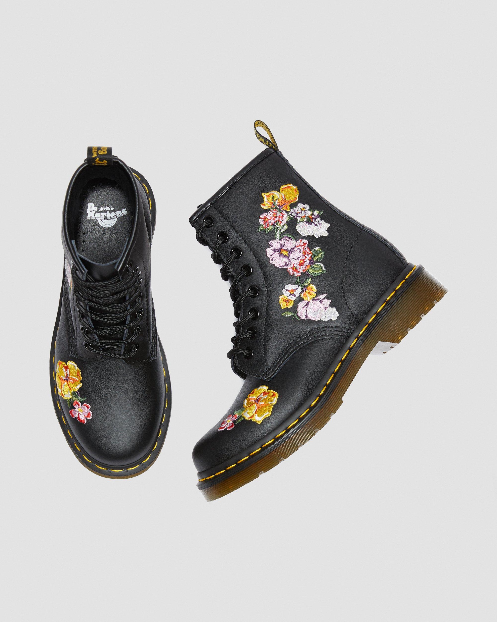 1460 Vonda II in BLACK | Dr. Martens™