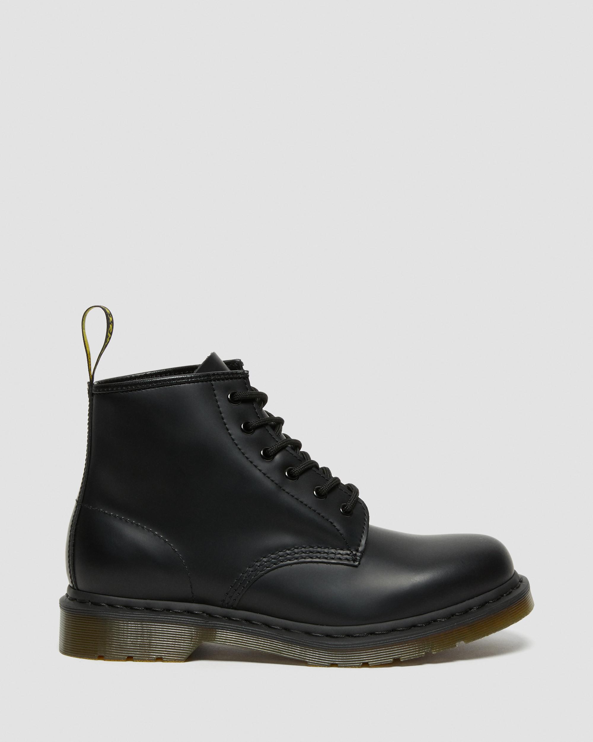 101 Smooth Leather Ankle Boots in Black | Dr. Martens display picture 1