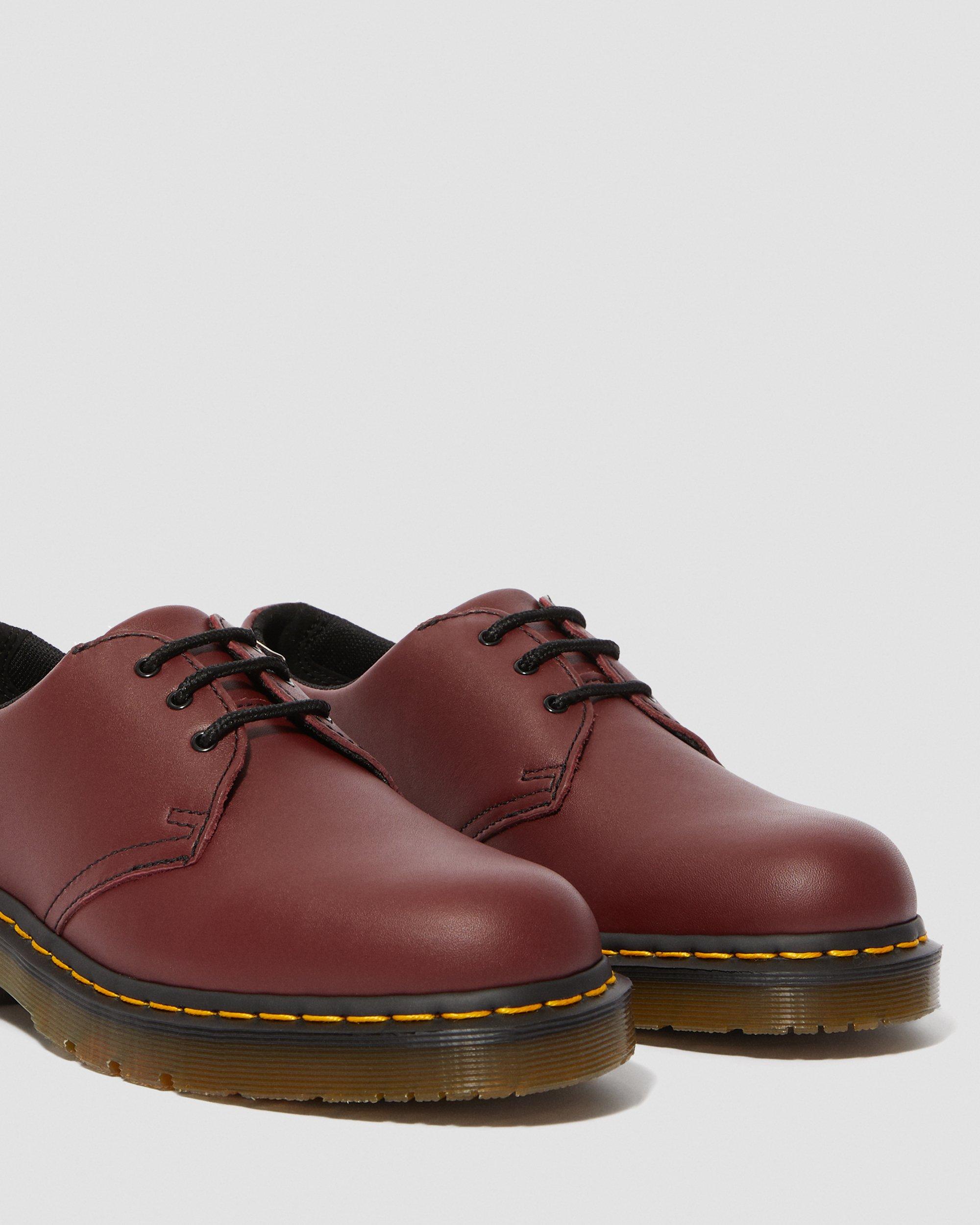 モモ トレック Dシェイプ レッドスエード パンチングレザー35φ 2004年製 1461 Slip Resistant Leather Oxford Shoes in CHERRY RED | Dr. Martens™