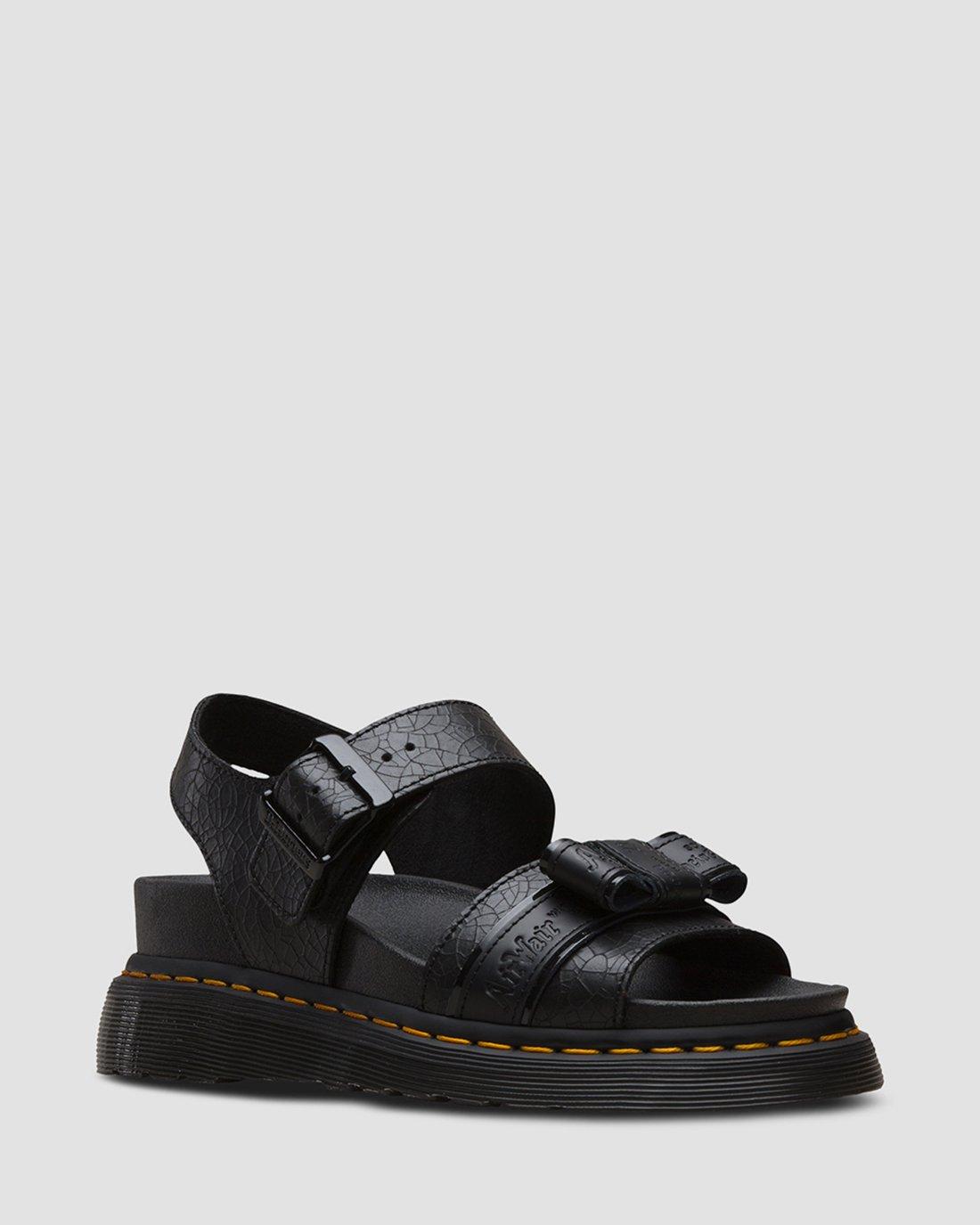 Romi Crackle in BLACK+BLACK+BLACK | Dr. Martens™