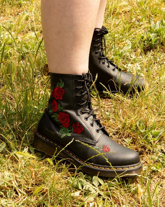 BOOTS 1460 VONDA EN CUIR À BRODERIES FLEURIESBoots 1460 Vonda Floral Rose en cuir à lacets Dr. Martens