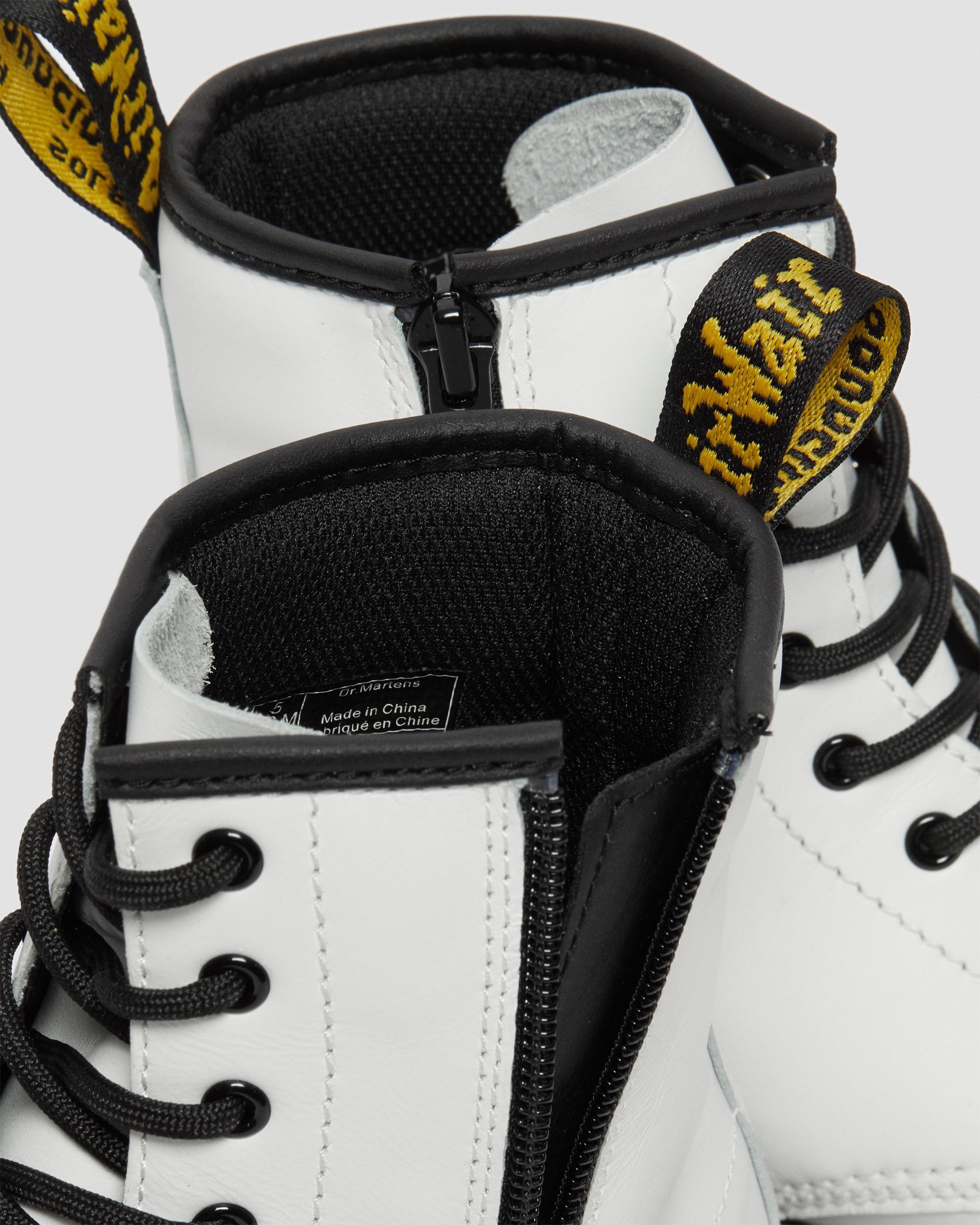 https://i1.adis.ws/i/drmartens/25811100.87.jpg?$large$Youth 1460 Leather Lace Up Boots Dr. Martens