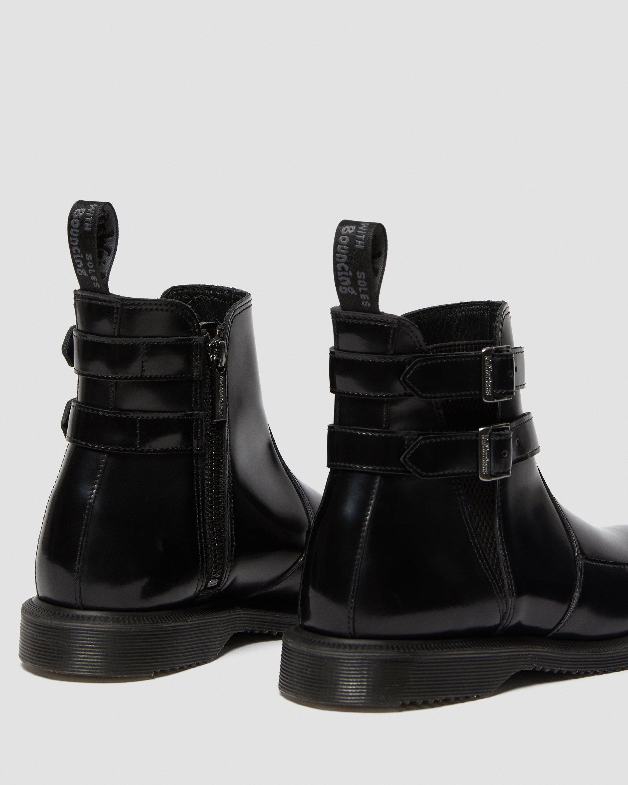 FLORA Ⅱ ブーツ Flora Smooth Leather Buckle Chelsea Boots in BLACK | Dr. Martens™