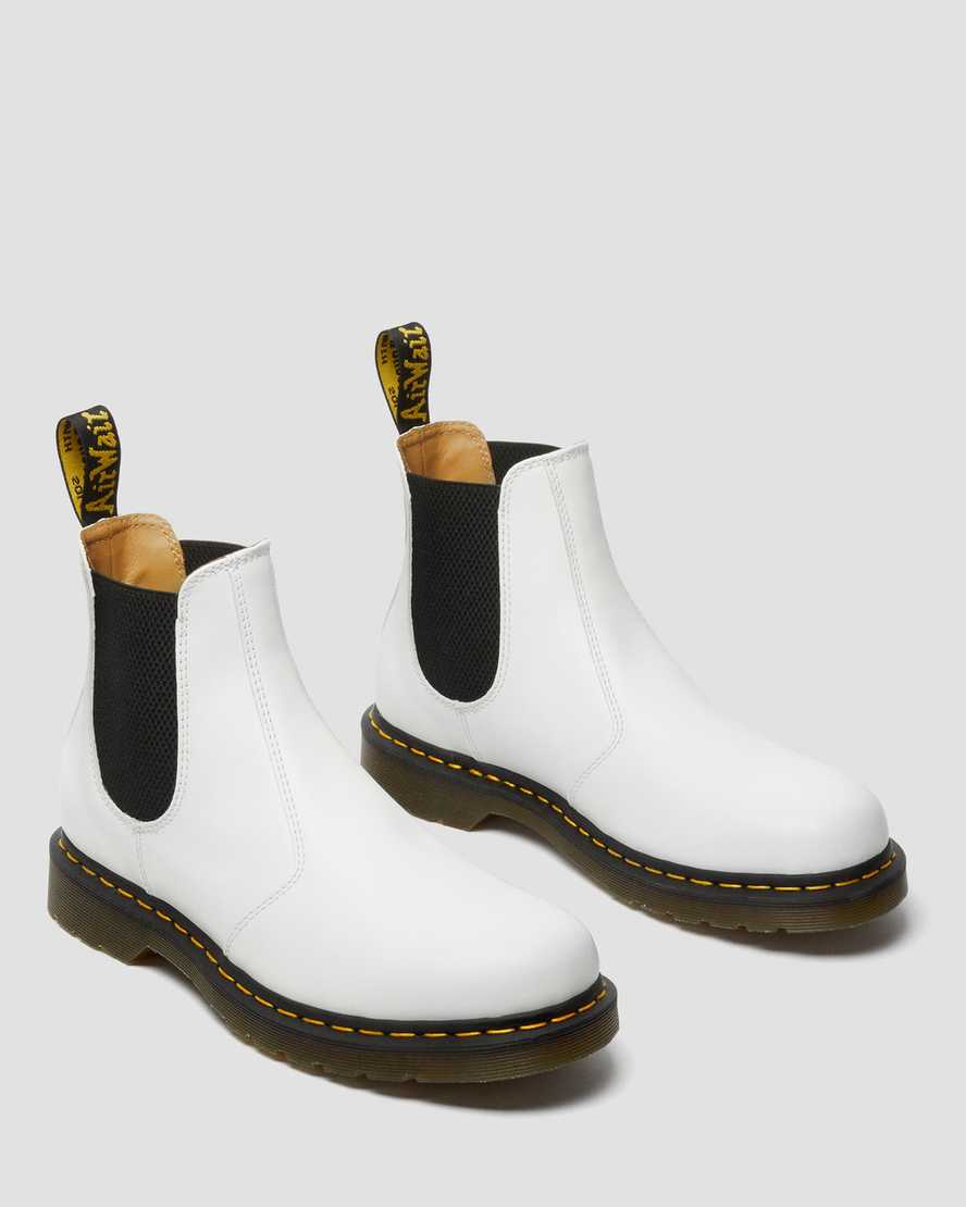 https://i1.adis.ws/i/drmartens/26228100.87.jpg?$large$2976 Yellow Stitch Smooth Leather Chelsea Boots | Dr Martens