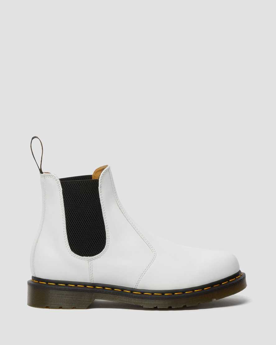 https://i1.adis.ws/i/drmartens/26228100.87.jpg?$large$2976 Yellow Stitch Smooth Leather Chelsea Boots Dr. Martens