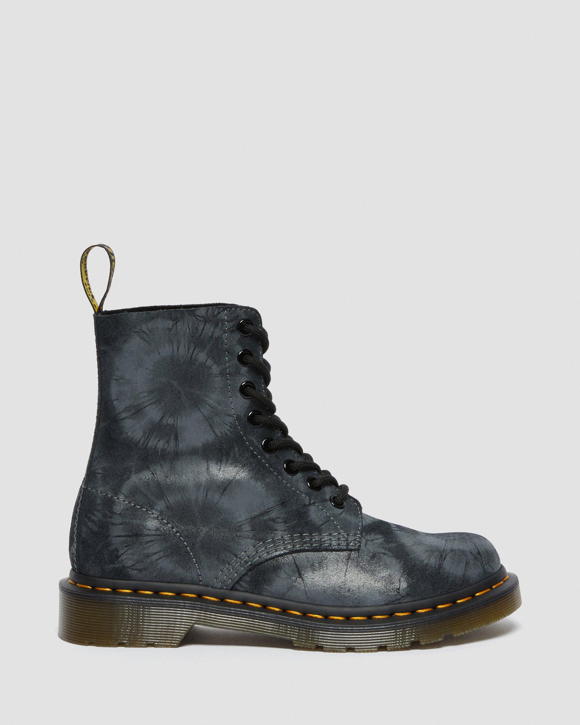 https://i1.adis.ws/i/drmartens/26406001.88.jpg?$large$Stivali di pelle scamosciata 1460 Pascal con stampa Tie Dye Dr. Martens