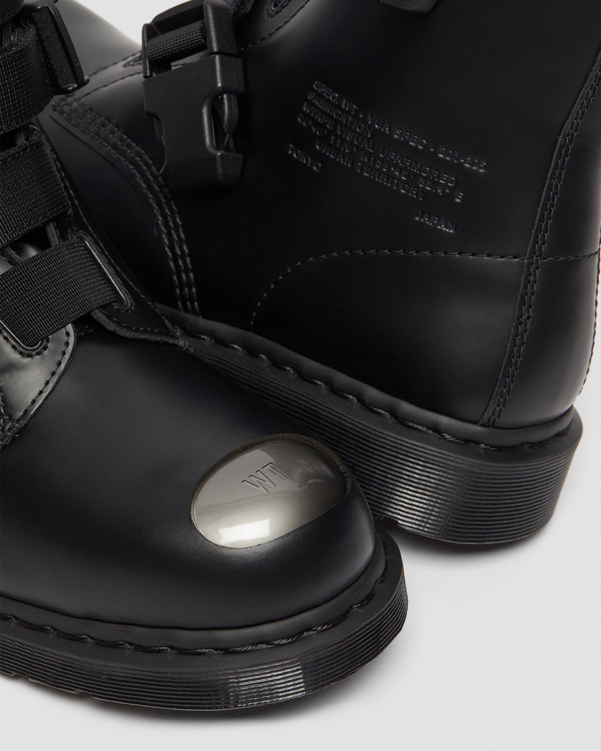 1460 WTAPS LEATHER STRAP BOOTS in Svart