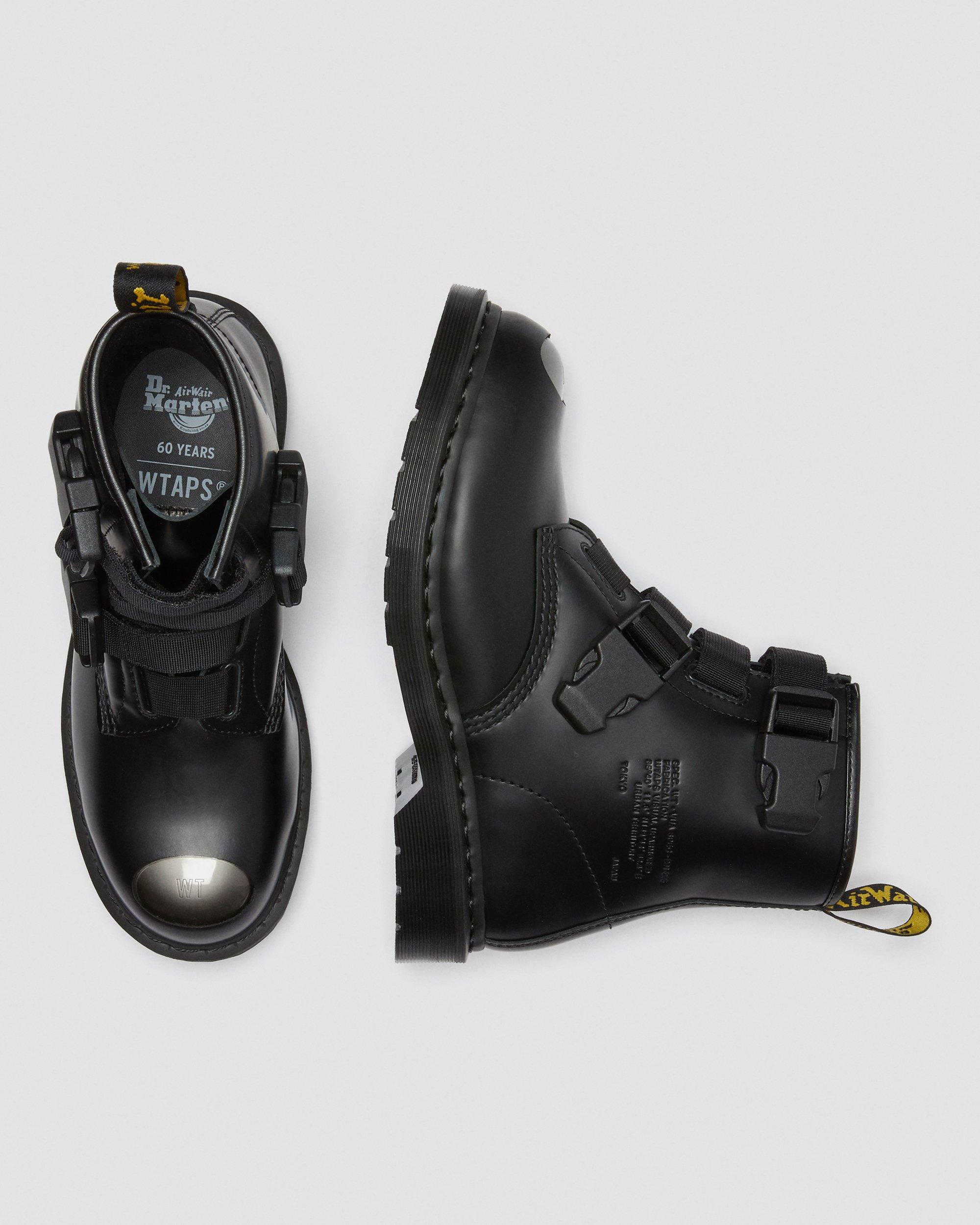 1460 WTAPS LEATHER STRAP BOOTS in Svart