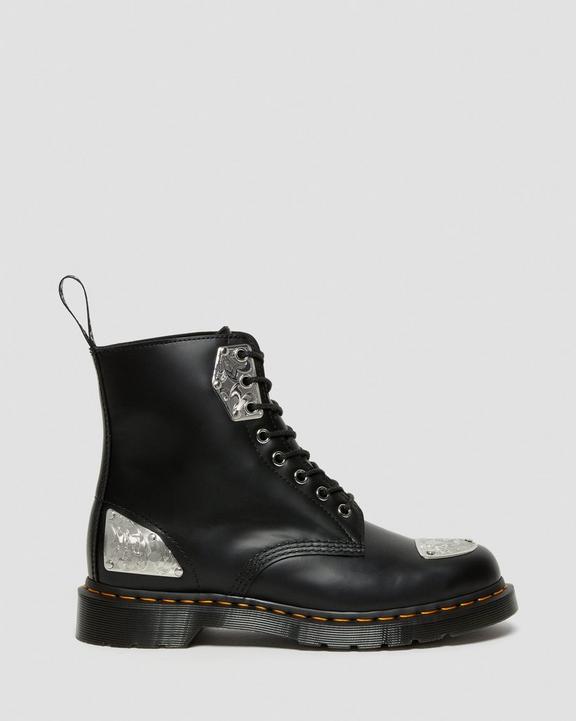 https://i1.adis.ws/i/drmartens/26507001.90.jpg?$large$BOOTS 1460 KING NERD EN CUIR SMOOTH À FINITIONS EN MÉTAL Dr. Martens