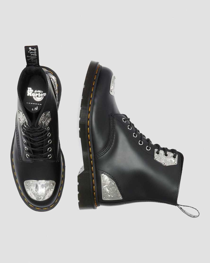 https://i1.adis.ws/i/drmartens/26507001.90.jpg?$large$1460 KING NERD SMOOTH LEATHER HARDWARE BOOTS Dr. Martens