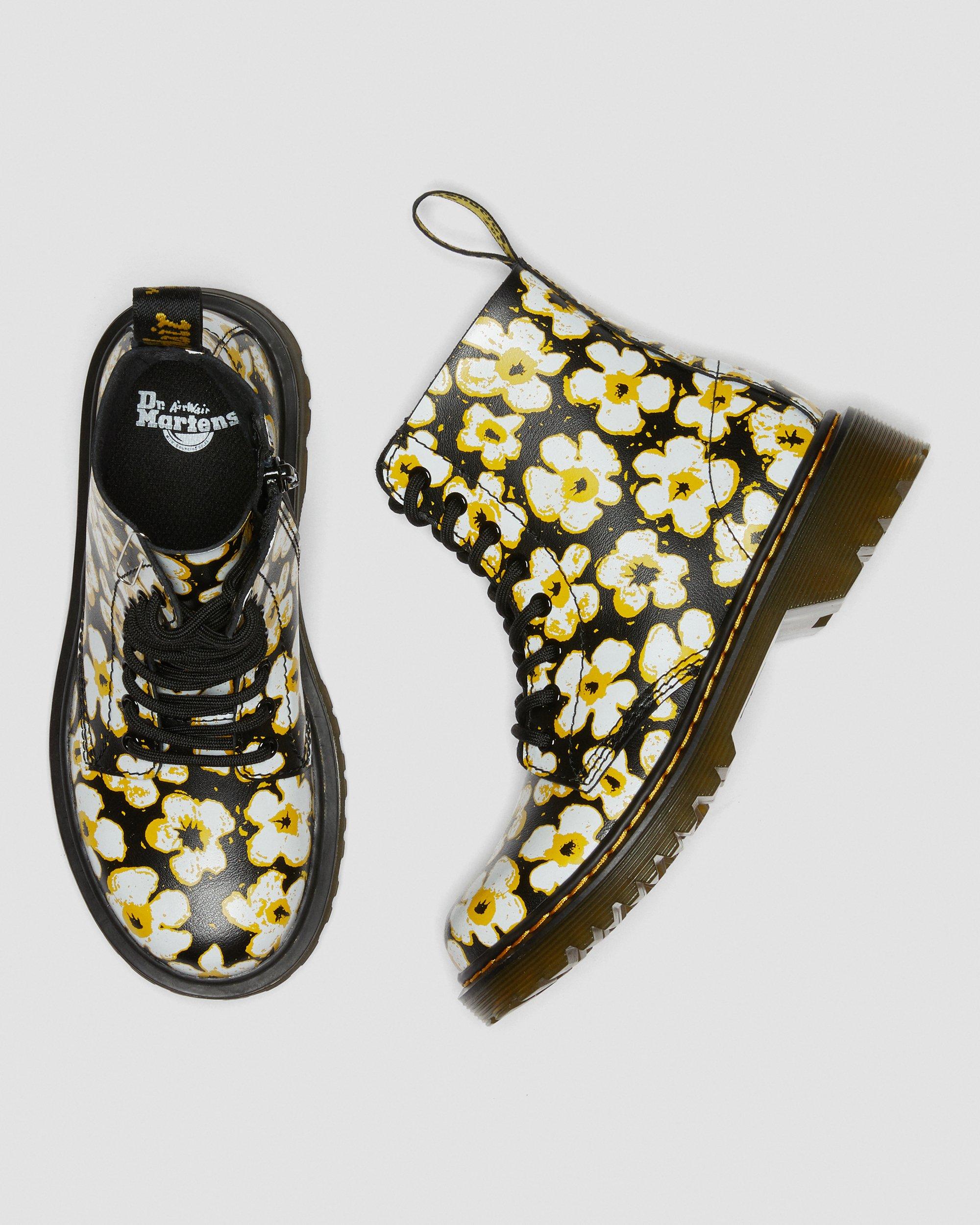 https://i1.adis.ws/i/drmartens/26613001.88.jpg?$large$Stivali 1460 junior in pelle verniciata con motivi floreali Dr. Martens