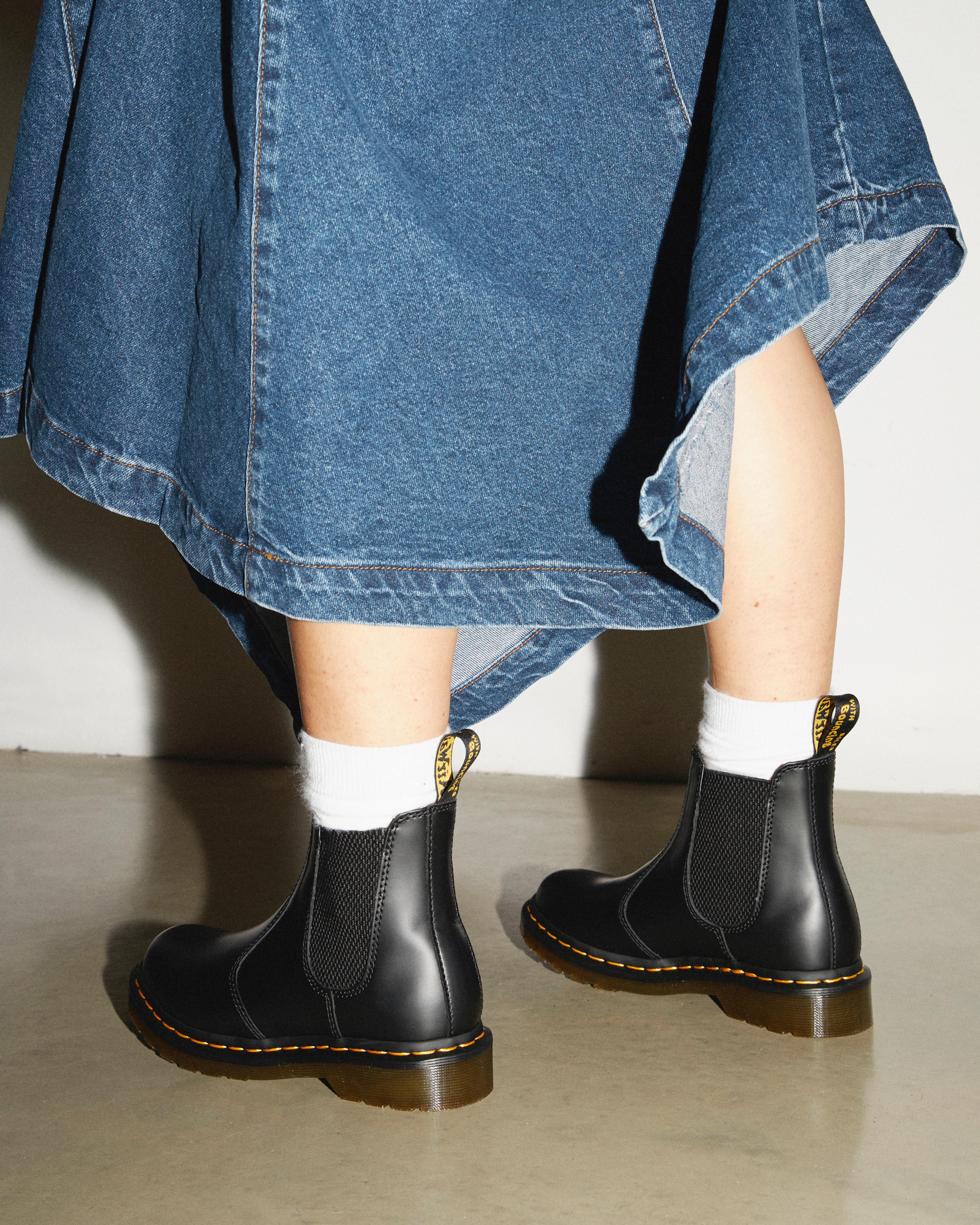 【Dr.martens】2976 Women's Faux Fur Lined Chelsea Boots 2976 Faux Fur-Lined Metallic Platform Chelsea Boots in Black