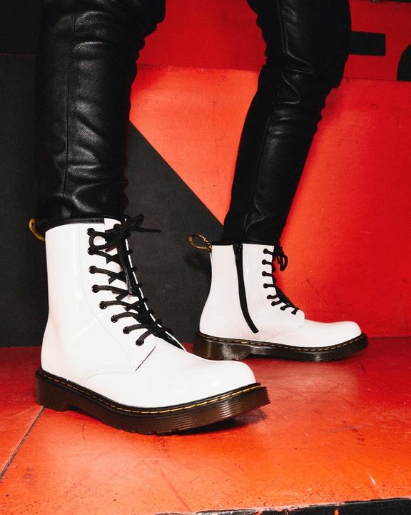 https://i1.adis.ws/i/drmartens/26792100.88.jpg?$large$Youth 1460 Patent Leather Lace Up Boots Dr. Martens