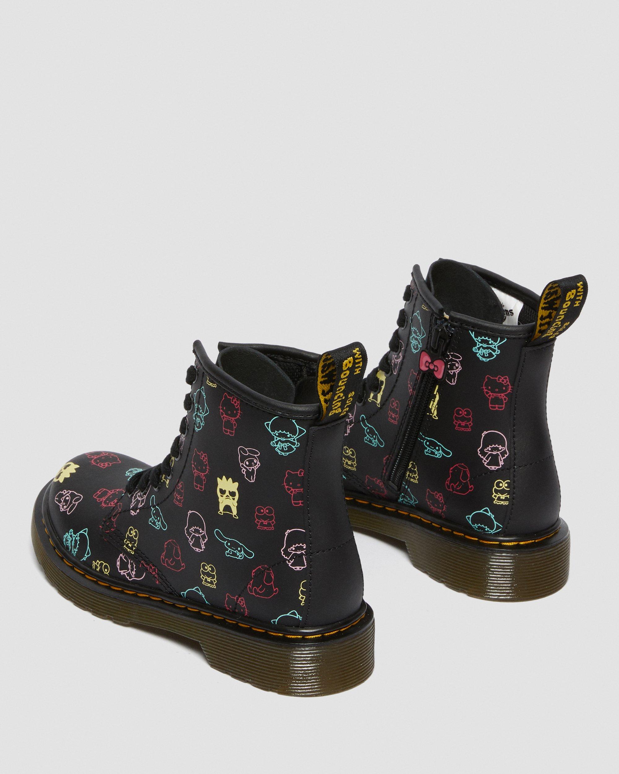 https://i1.adis.ws/i/drmartens/26842001.89.jpg?$large$Junior 1460 Hello Kitty & Friends Leather Boots Dr. Martens