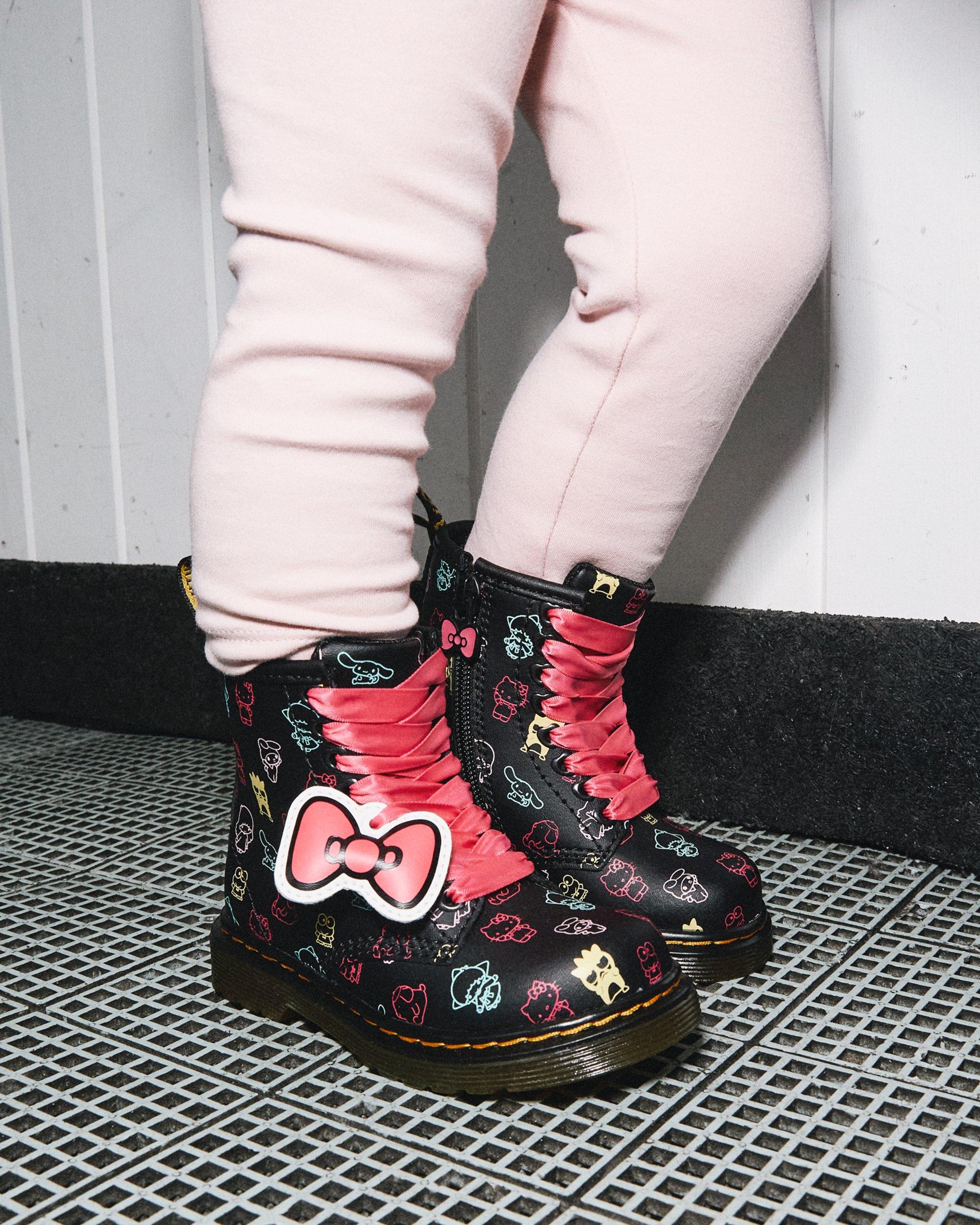 Boots 1460 Hello Kitty & Friends en Cuir pour Tout-Petit  in Noir+Multi