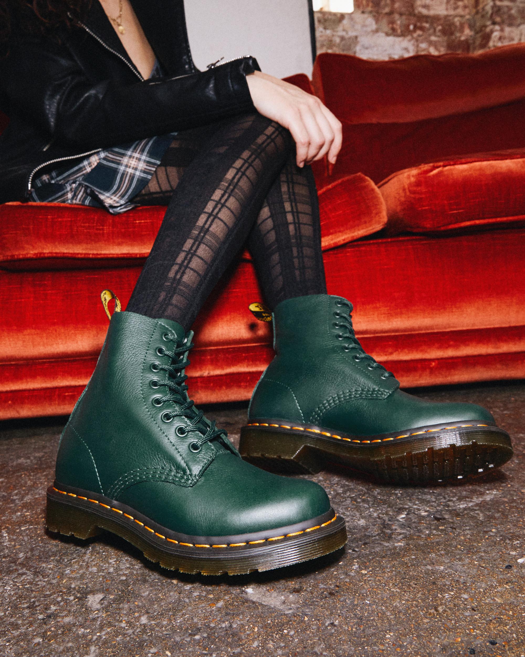 1460 Pascal Virginia leather boots in PINE GREEN | Dr. Martens™