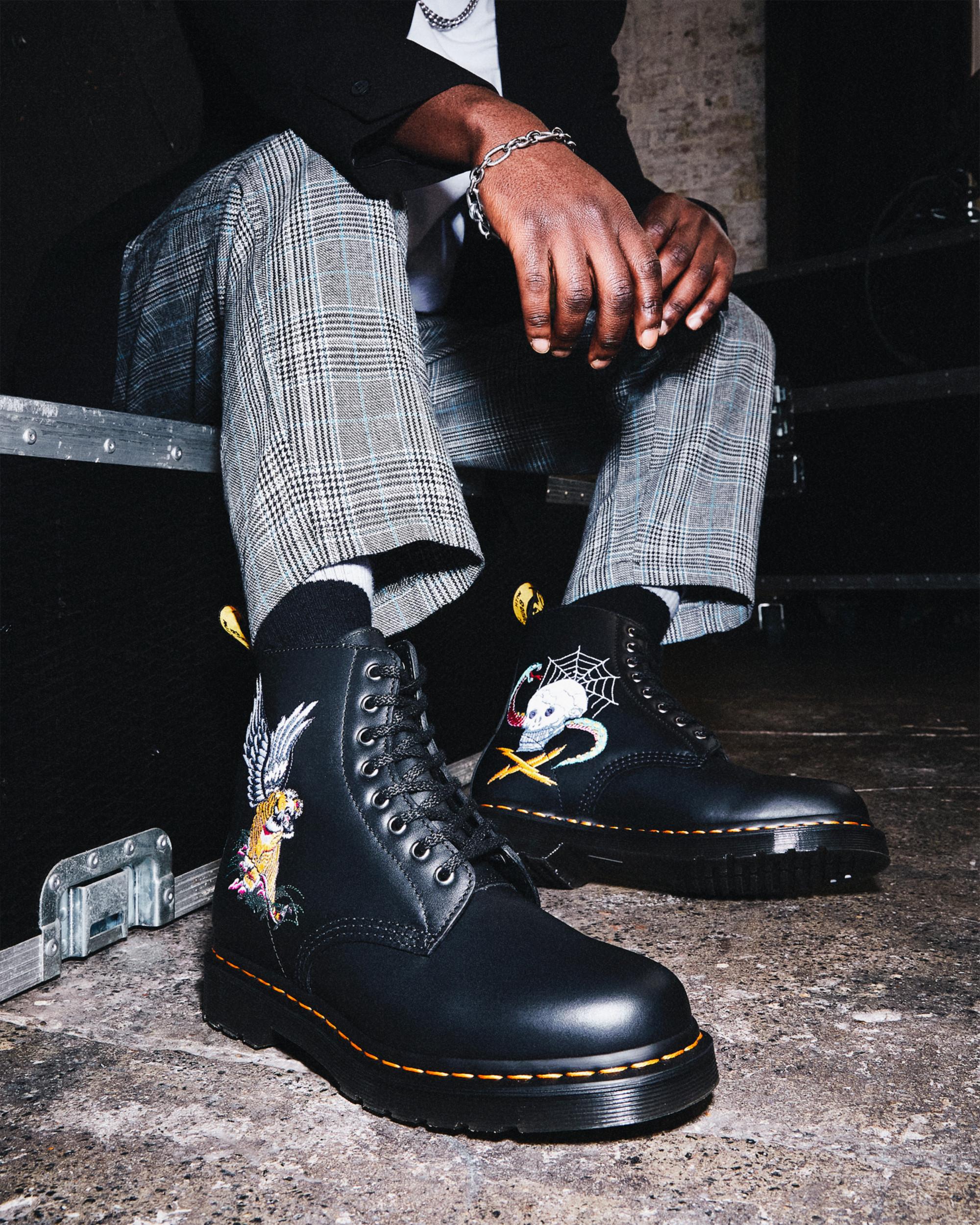 Dr. Martens ブラック ワークブーツ　1460 1460 Souvenir Embroidered Leather Boots in BLACK | Dr. Martens™