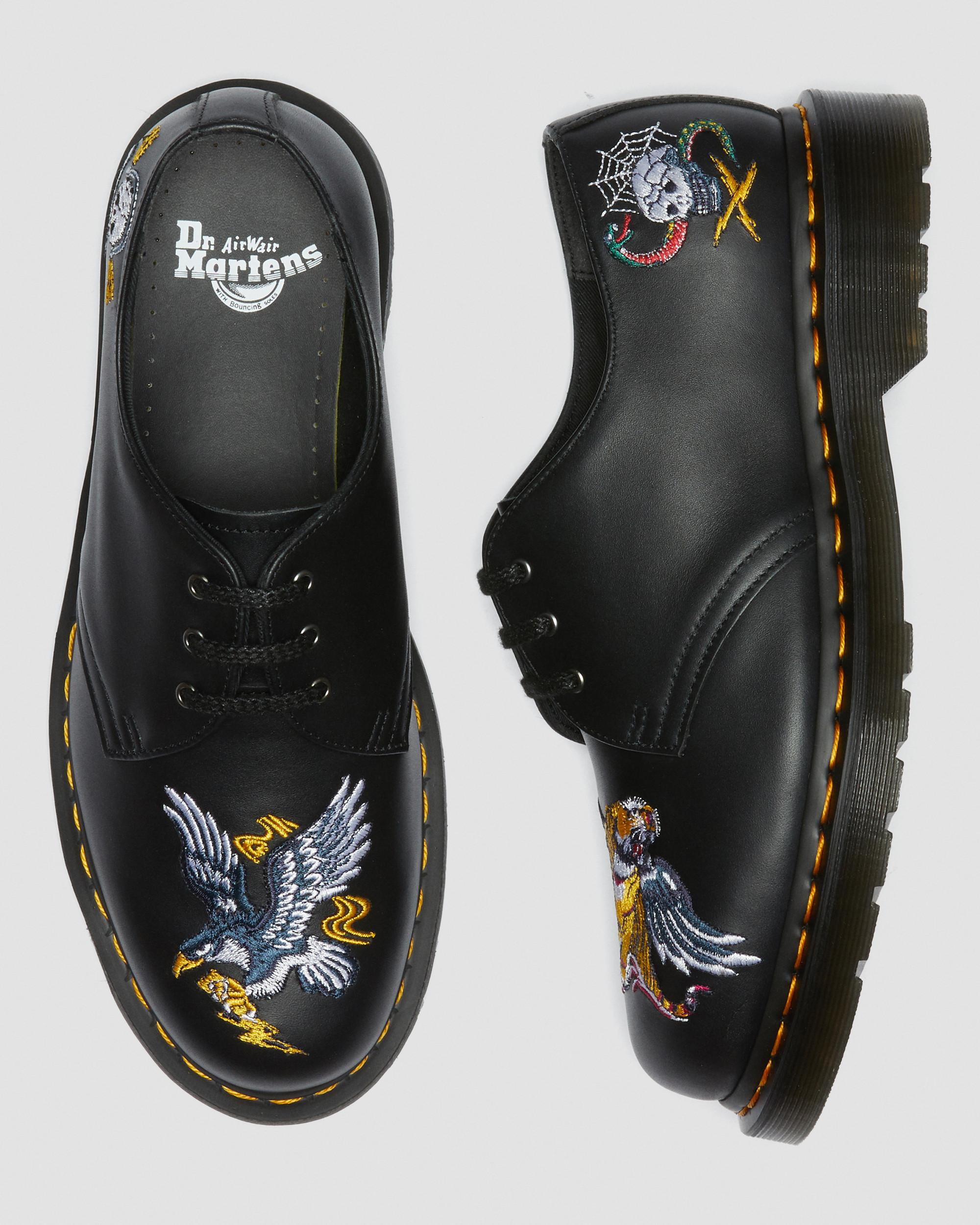 AV7025 Dr.Martens 1461 ローファー 刺繍筆記 1461 Souvenir Embroidered Leather Shoes in BLACK | Dr. Martens™