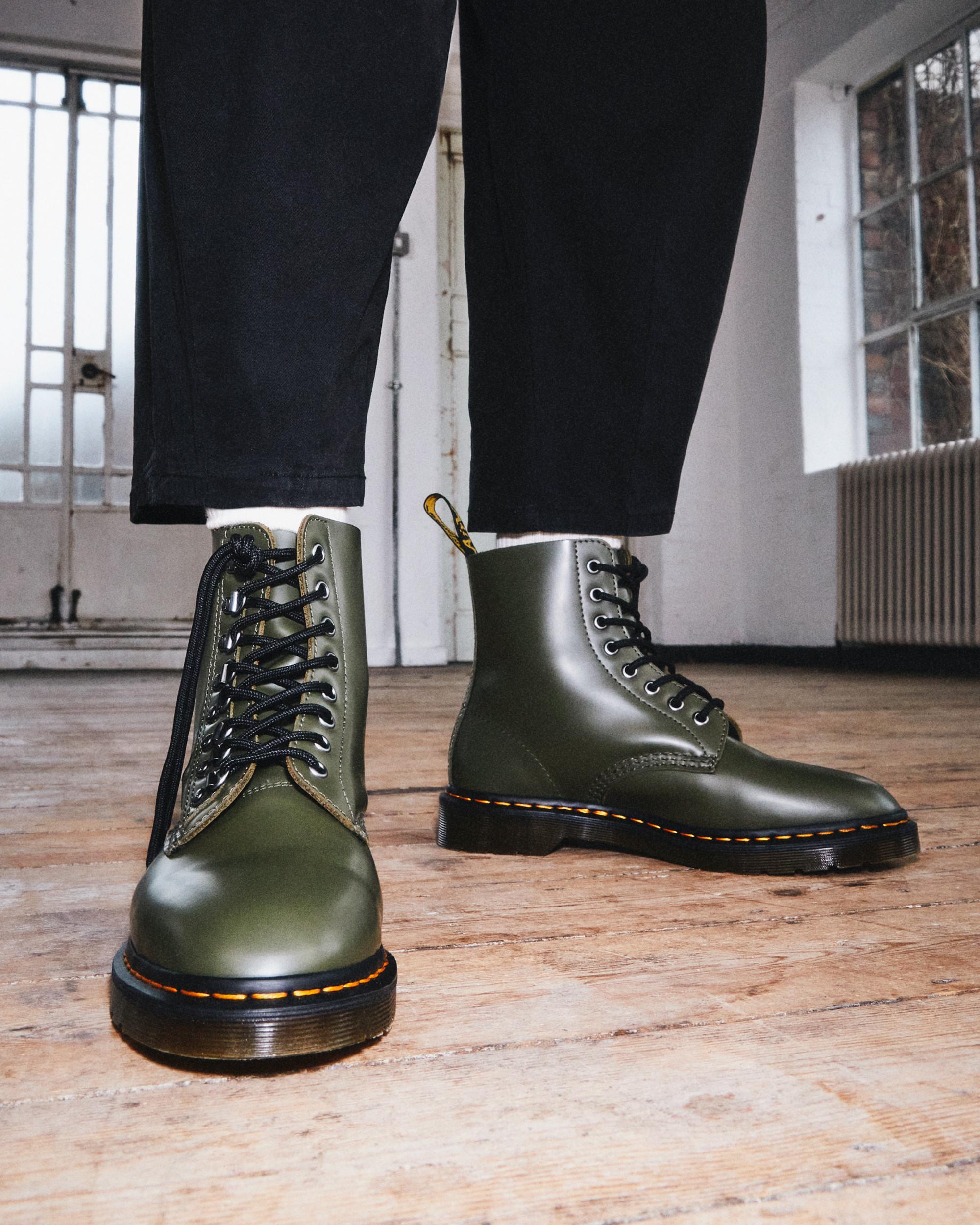 1460 Pascal Verso Smooth Leather Lace Up Boots | Dr. Martens